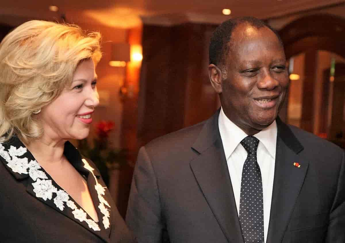 President Alassane Ouattara med sin franskfødte kone Dominique under et besøk i England i 2012.