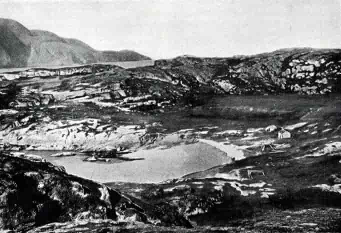 Mestersanden på Kjelmøy, med boplassen til høyre