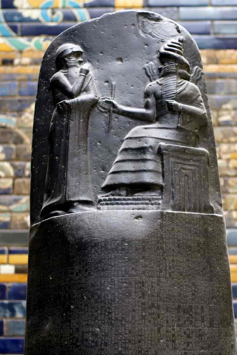Hammurabi foran solguden Sjamasj