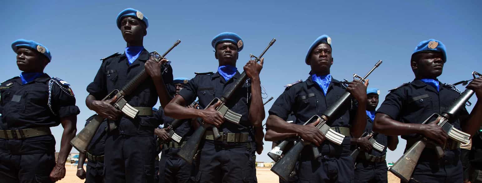 Senegalske medlemmer av UNAMID-styrken tar oppstilling i El Geneina i Vest-Darfur i 2013. 