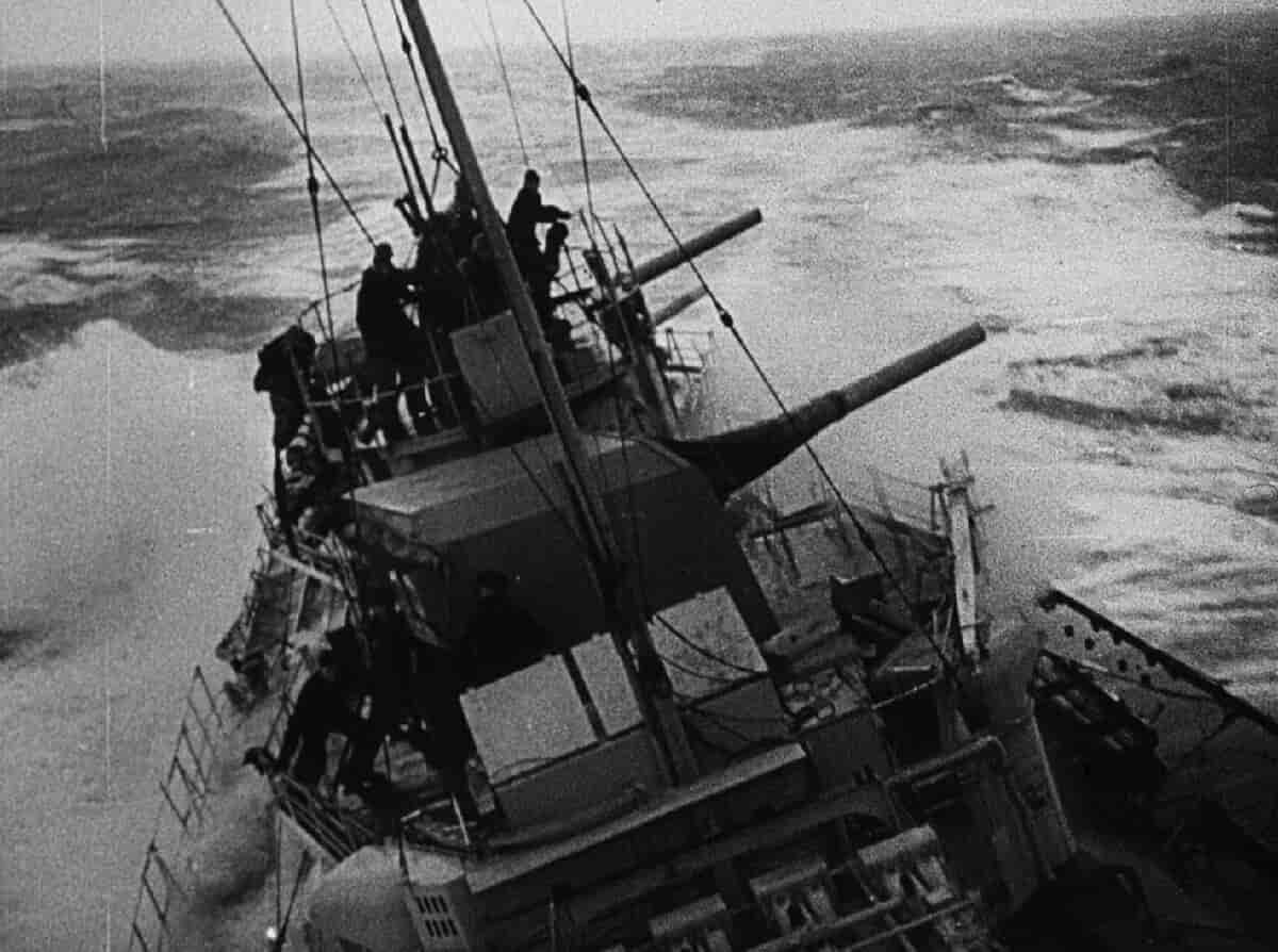 Tysk krigsskip under angrepet på Norge
