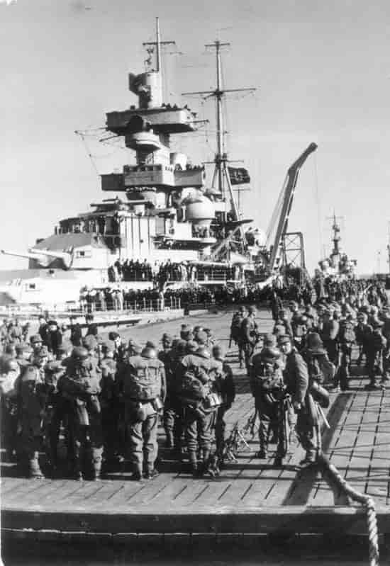 Tyske soldater venter på å gå om bord i Admiral Hipper