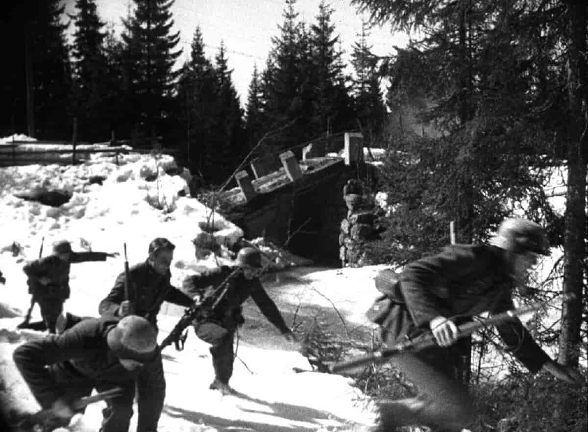 Tyske infanterister rykker fram i Gudbrandsdalen