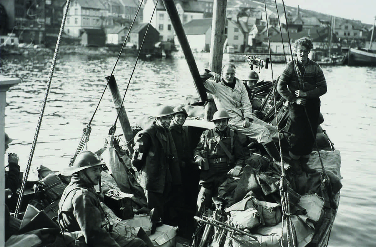 Britiske og franske infanterister hviler om bord på en norsk båt