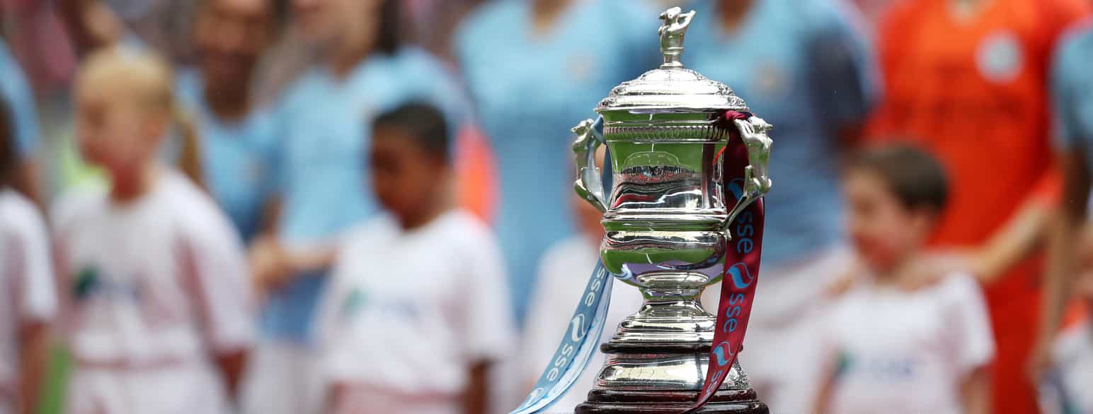 FA-cuptrofeet står fremme under kvinnefinalen mellom West Ham United og Manchester City i 2019. 