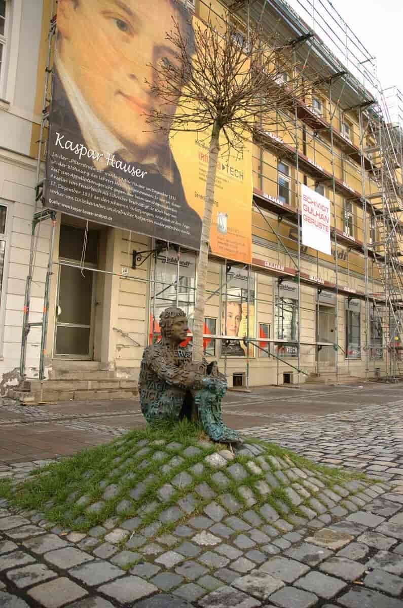 Kaspar Hauser, bronseskulptur av Jaume Plensa (2007) foran huset i Ansbach hvor Kaspar Hauser bodde