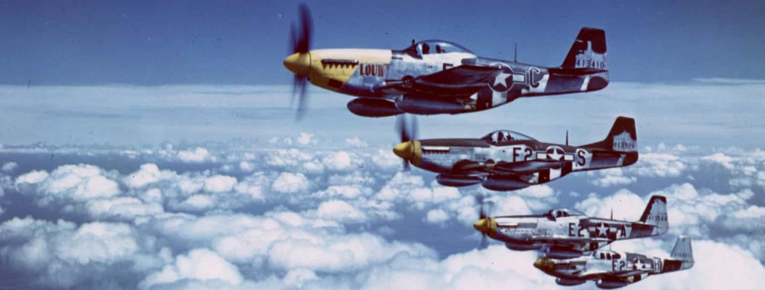Fire P-51 Mustang på vei hjem etter et eskorteoppdrag