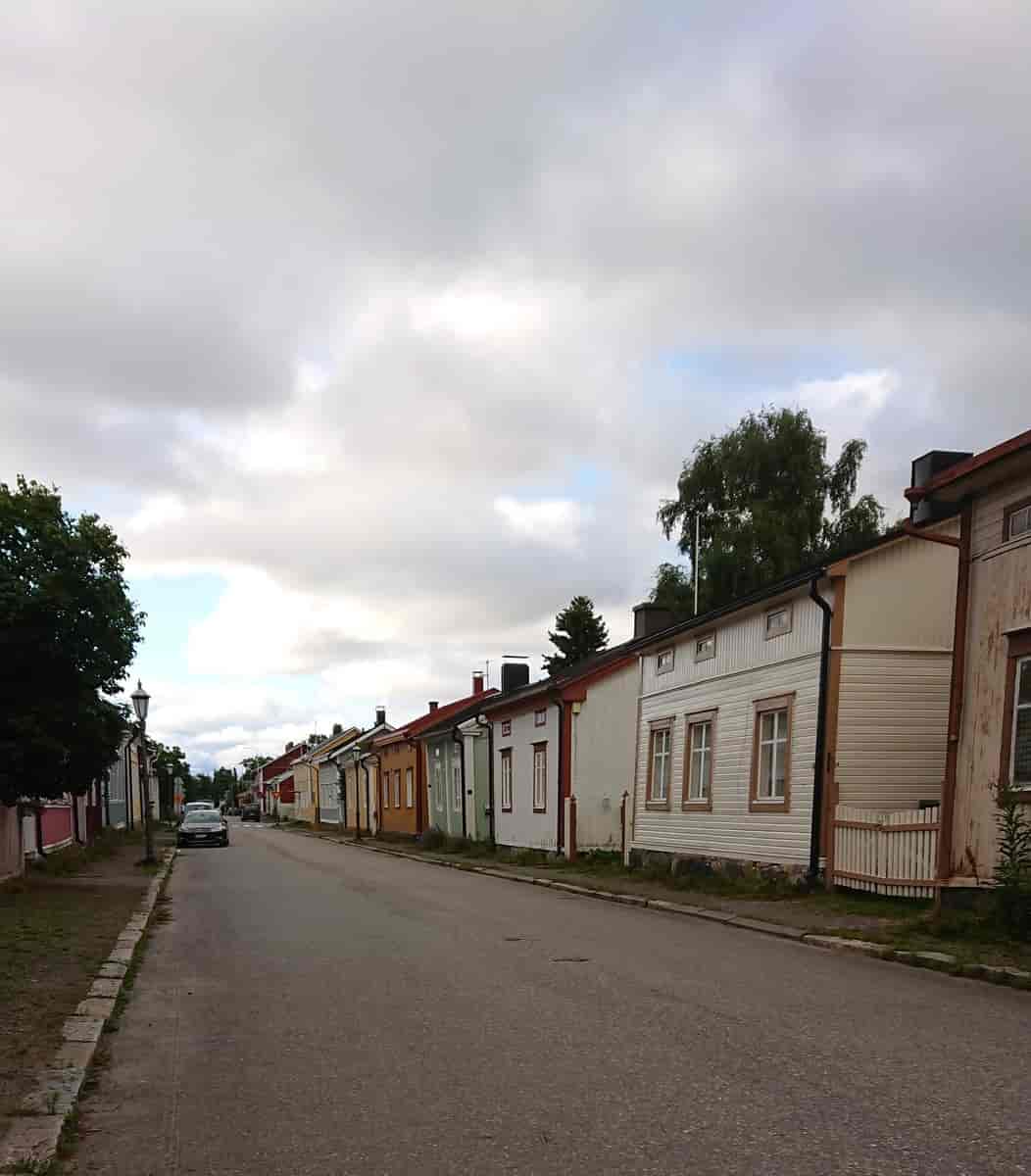 Karleby har en vesentlig andel eldre bebyggelse i "Neribyn" bydel