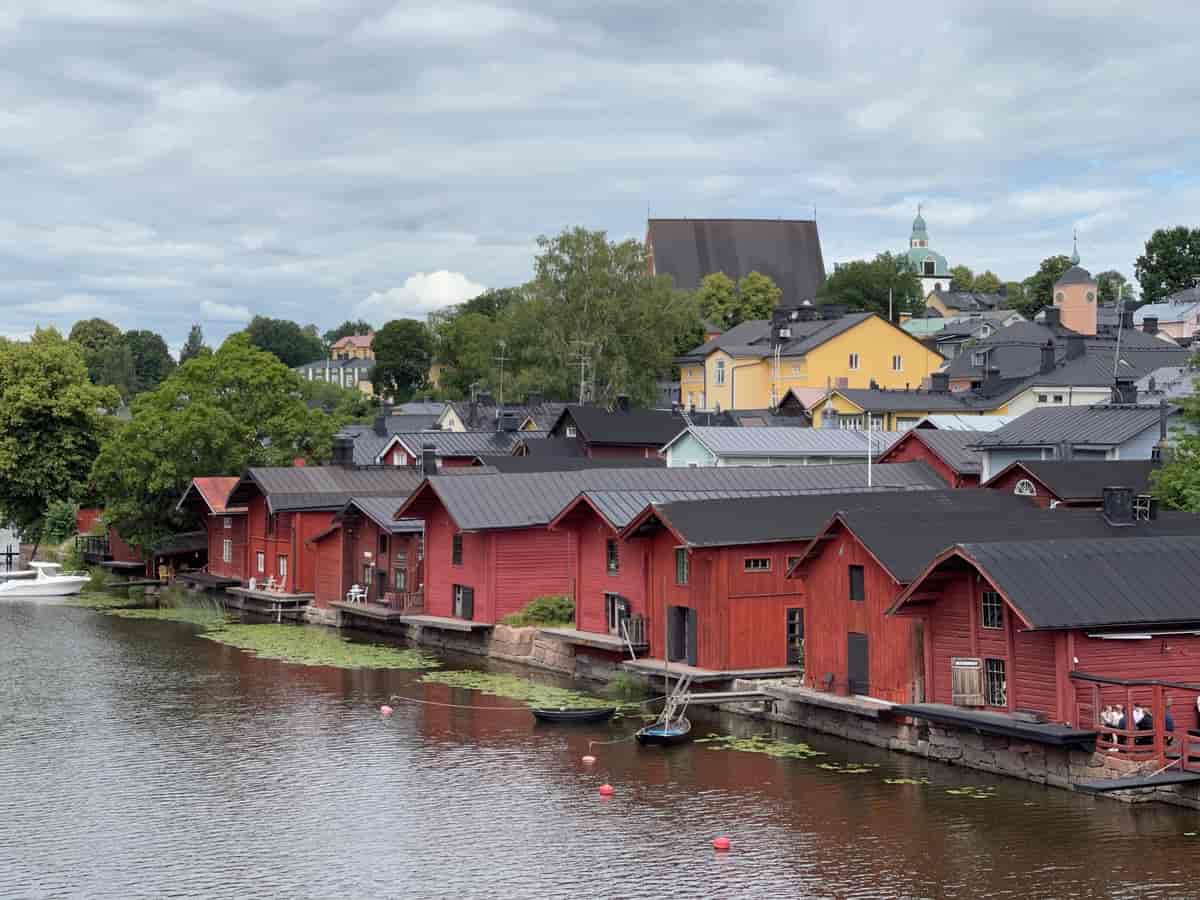 Gamlebyen i Borgå med Borgå å og domkirken.