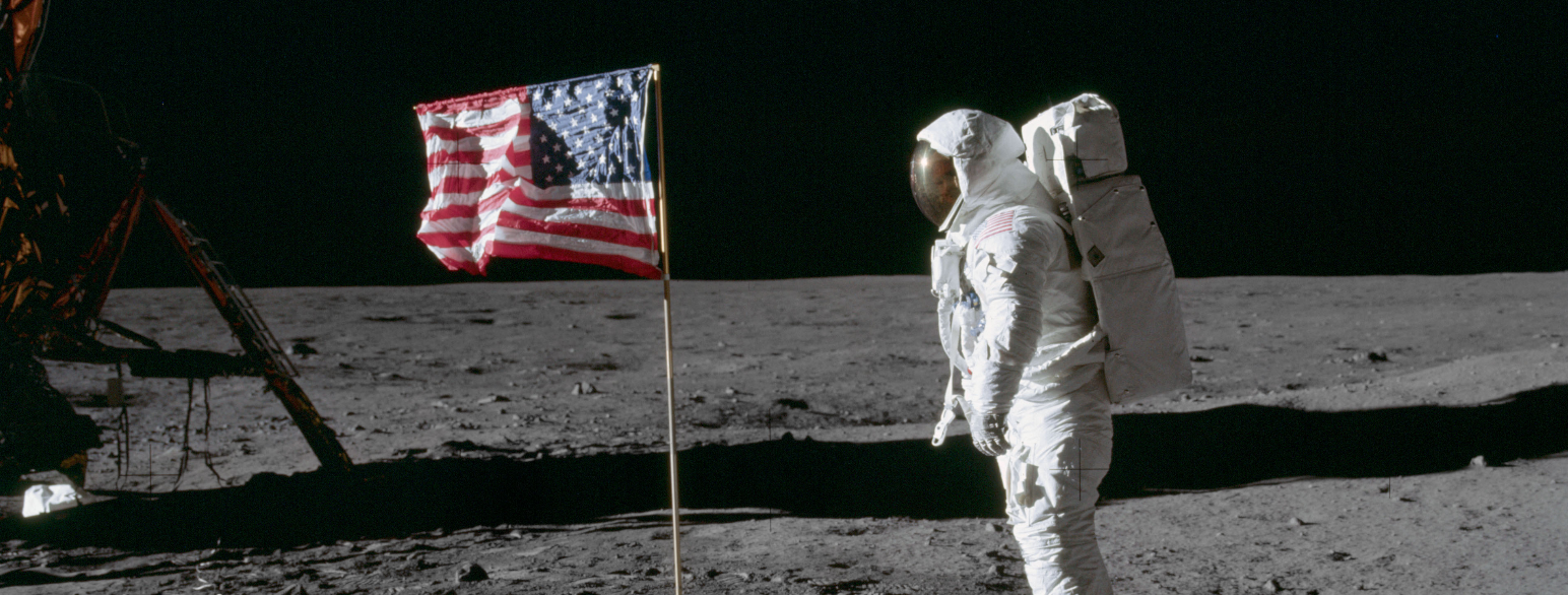 Astronaut Buzz Aldrin og det amerikanske flagget som har blitt plassert på månen
