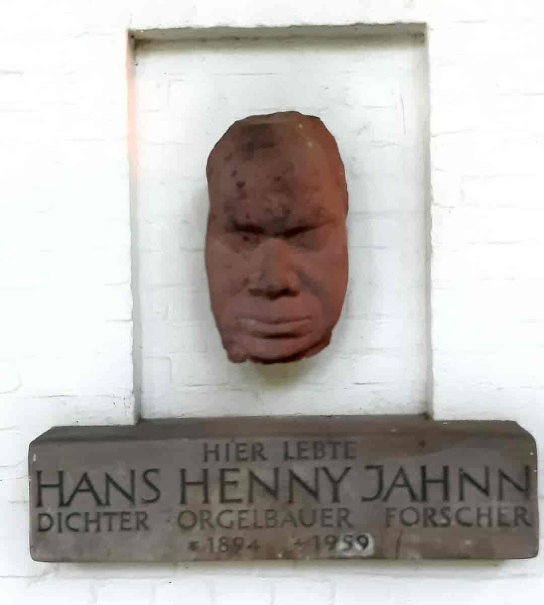 Relieff av Hans Henny Jahnn på huset i Elbchaussee 499a, Hamburg-Blankenese, Jahnns siste bopæl