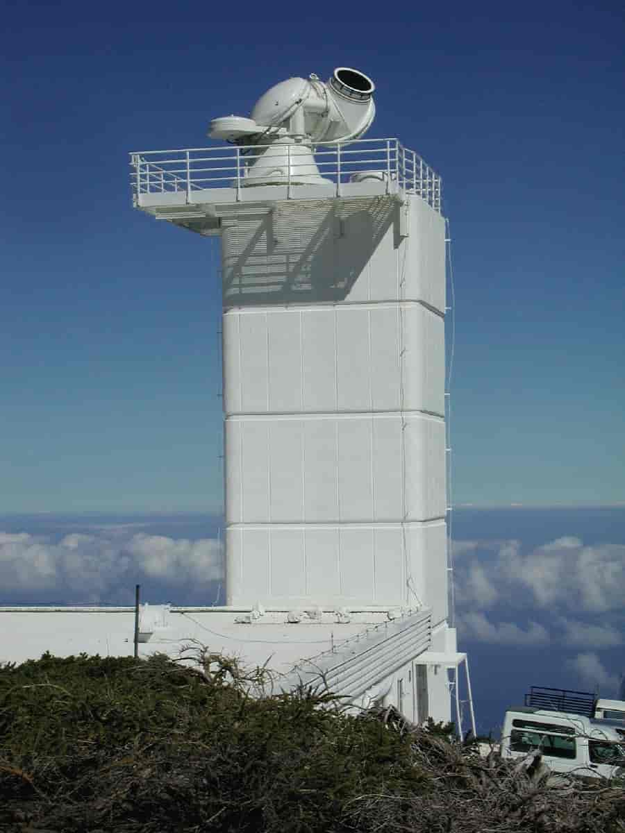 Foto av tårnbygning og coelostat som styrer sollyset inn i det svenske solteleskopet på Roque de los Muchachos, La Palma. 