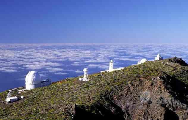 Observatorier nær kraterkanten på Roque de los Muchachos