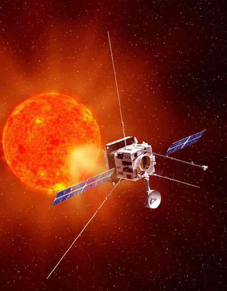 Tegning av Solar Orbiter som tidvis beveger seg meget nær Solen. Bildet illustrerer observatoriets antenner, solcellepaneler og beskyttende varmeskjold som er vendt mot Solen.