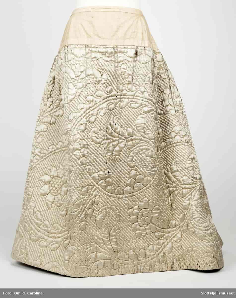 Underskjørt i kremgul silke, vattert og applikert, ca. 1750 - 1775