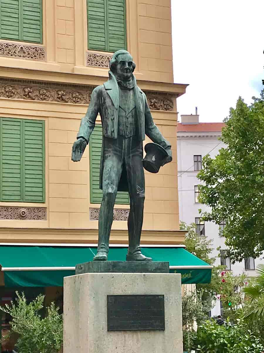Statue av Johann Nepomuk Nestroy, lagd av Oskar Thiede (1929), på Nestroyplatz i Wien