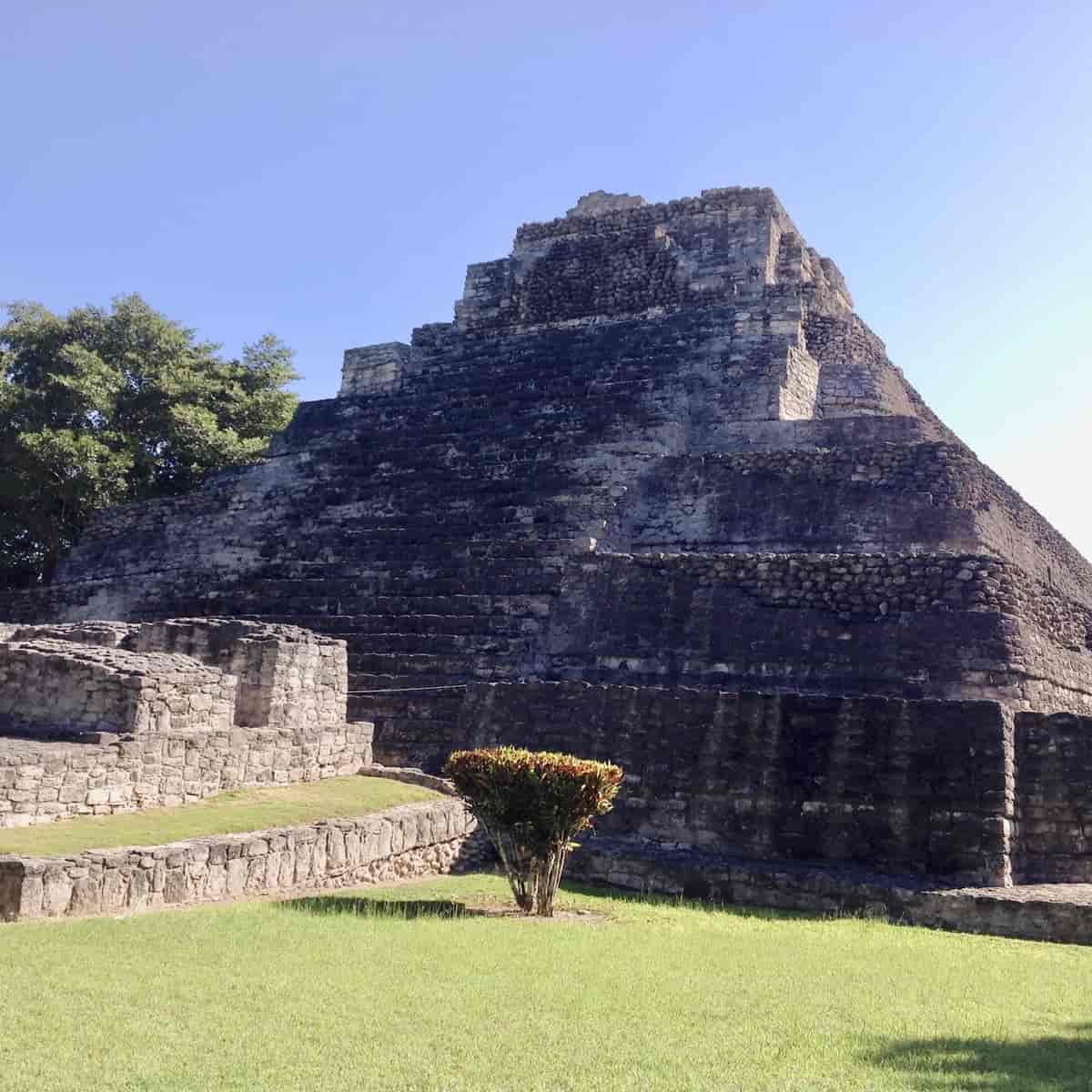 Mayatempel i Chaccoben, Mexico.