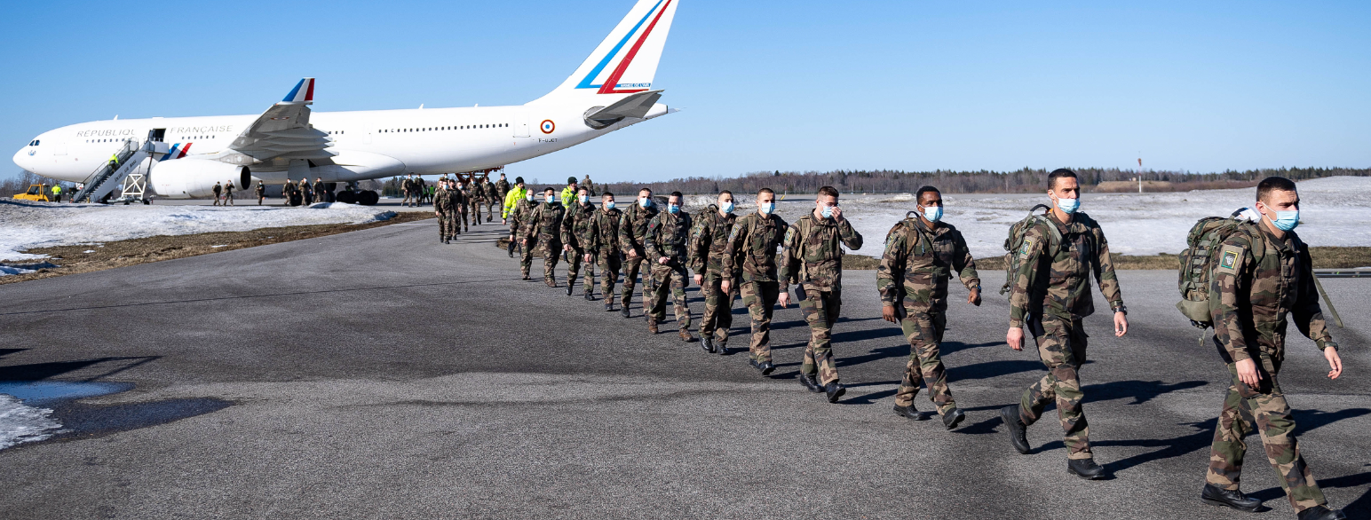 Den franske 7. fjellbataljon lander i Estland i mars 2022 for å styrke NATO-nærværet i landet etter den russiske invasjonen av Ukraina i februar. 