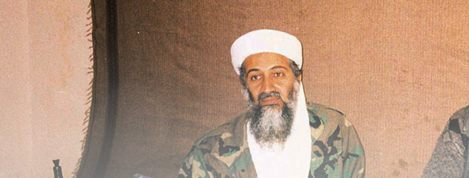 Osama bin Laden fotografert under et intervju med en pakistansk journalist, trolig i november 2001. 