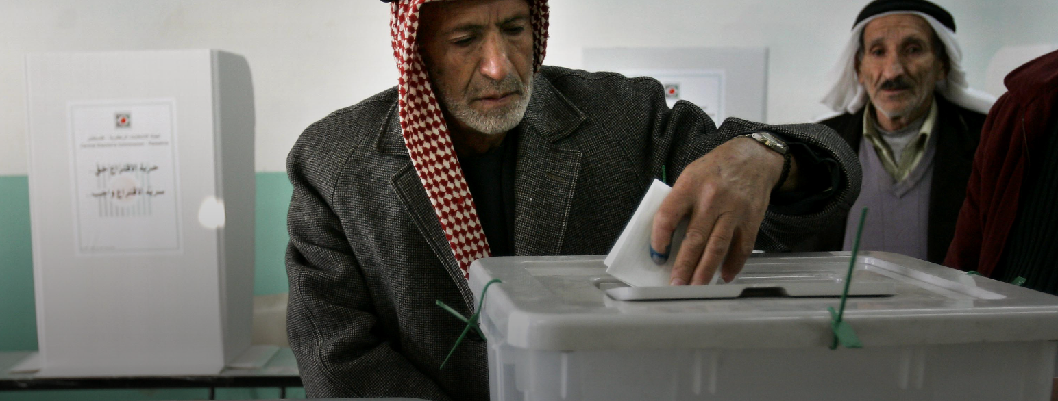 En palestinsk mann stemmer i valget på nasjonalforsamling i 2006 - det hittil siste i sitt slag i de palestinske områdene. 