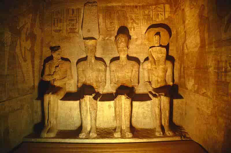 Gudestatue av Ramses 2 i templet i Abu Simbel