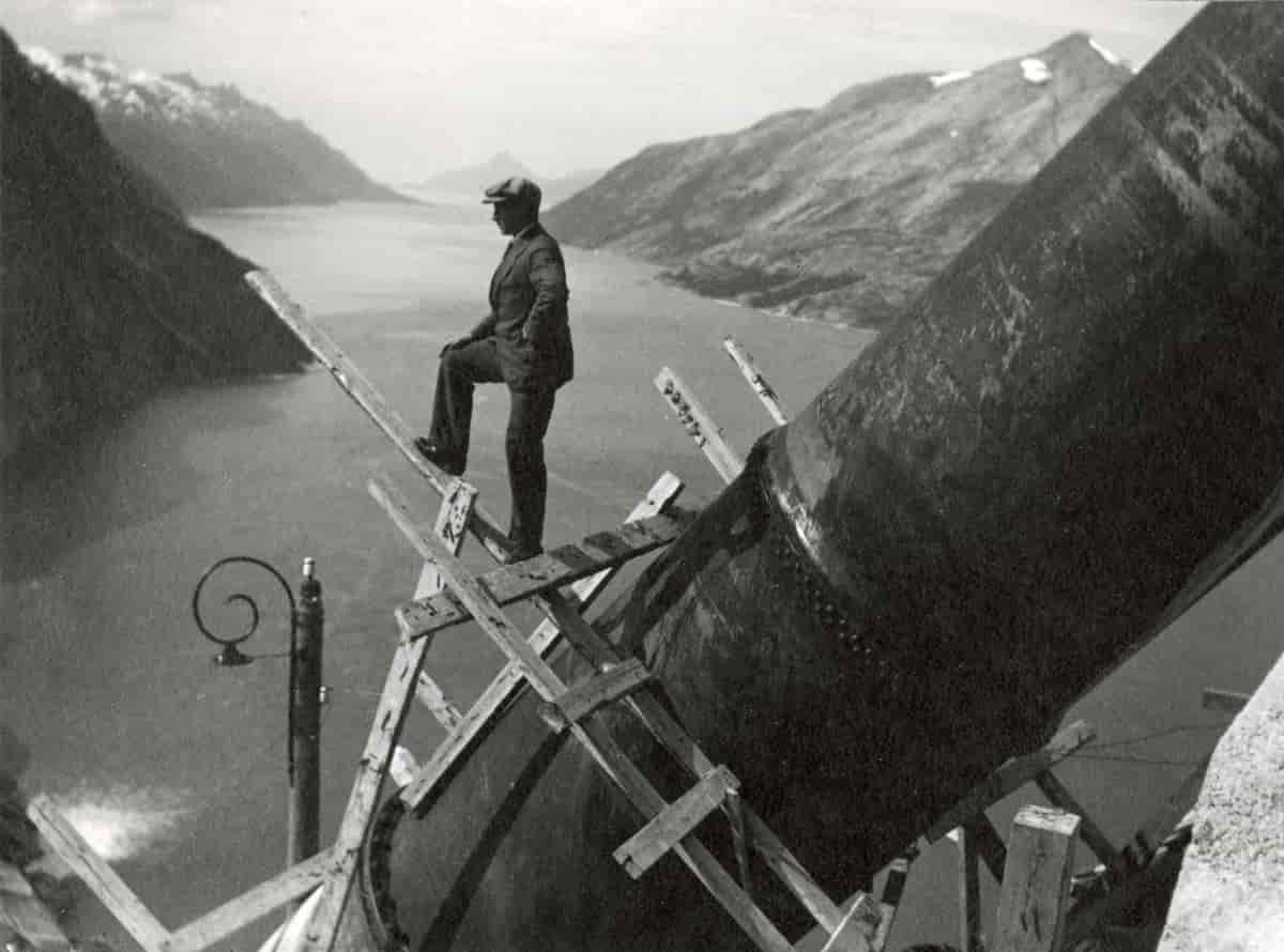 Fra konstruksjonen av rørgatene i Glomfjord i 1918