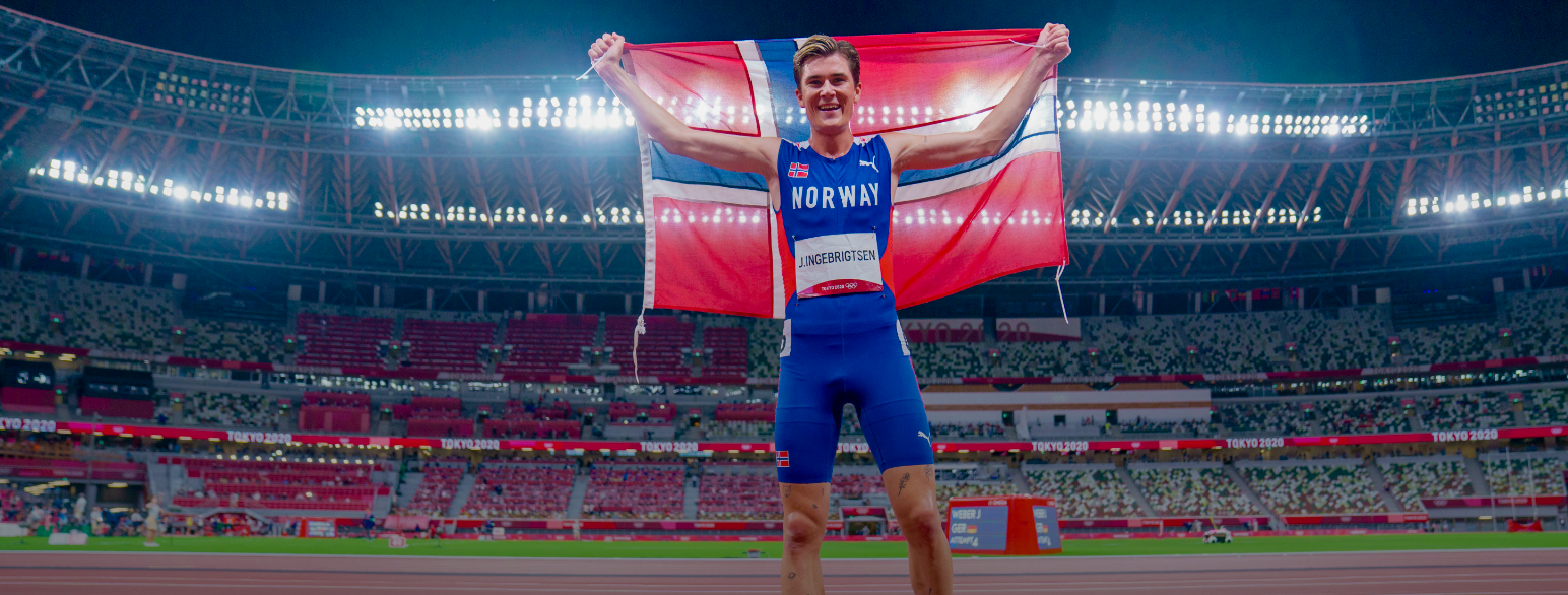 Jakob Ingebrigtsen med det norske flagget etter seier og gull på 1500 m i OL i Tokyo 2020.
