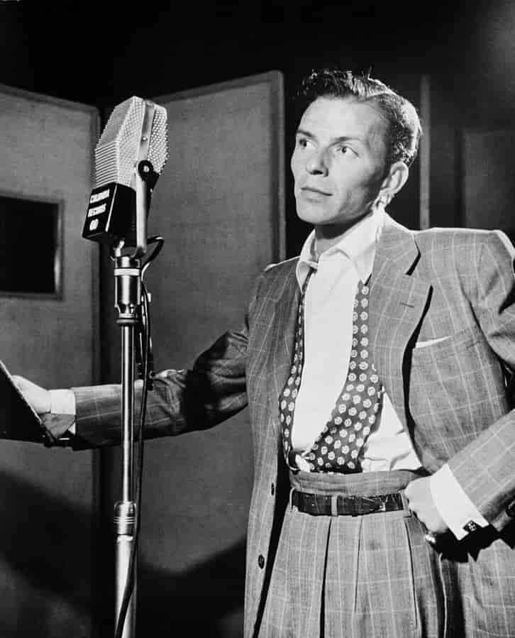 Frank Sinatra med mikrofon, ca. 1947