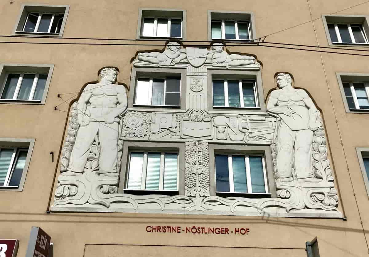 Christine-Nöstlinger-Hof i bydelen Hernals (Wien). Bygården fra 1950 fikk navn etter Nöstlinger i 2020.