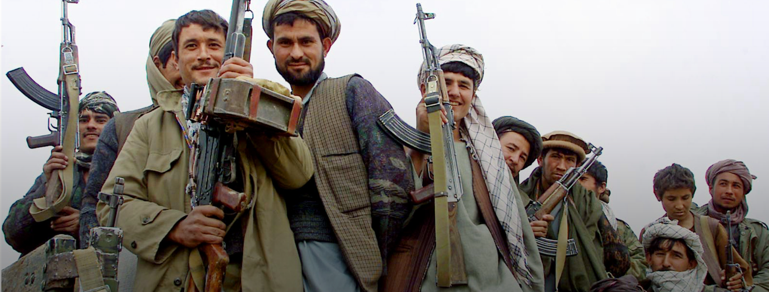 Soldater fra Nordalliansen under kamper mot Taliban nord i Afghanistan høsten 2001. 