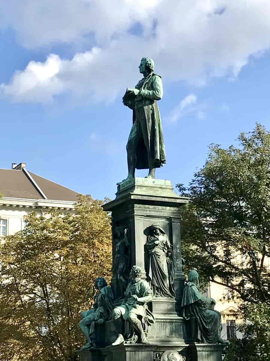 Statue av Friedrich von Schiller på Schillerplatz i Wien. Statuen ble lagd av Franz Pönninger og Josef Rölich. Den ble avduket i 1876.