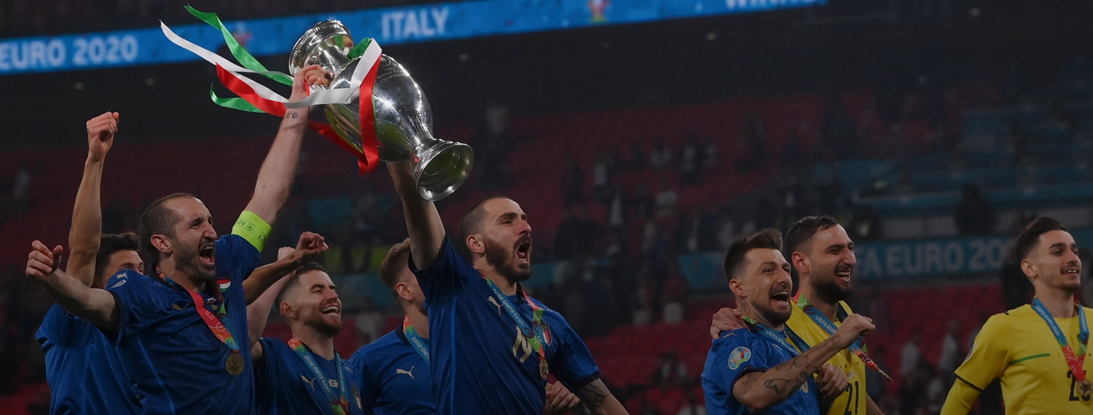 Italienske spillere feirer seieren i finalen i fotball-EM i 2021, der de slo England på straffer. 