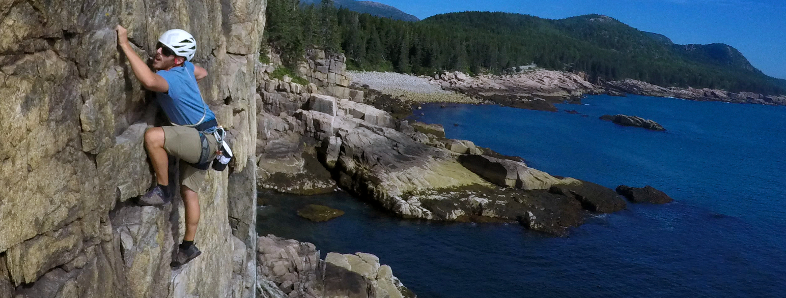 Klatreguiden Mark Warner forserer Wonder Wall i nasjonalparken Acadia i den amerikanske delstaten Maine.