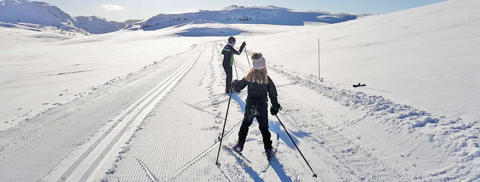 Unge skiløpere i løypa på høyfjellet. 