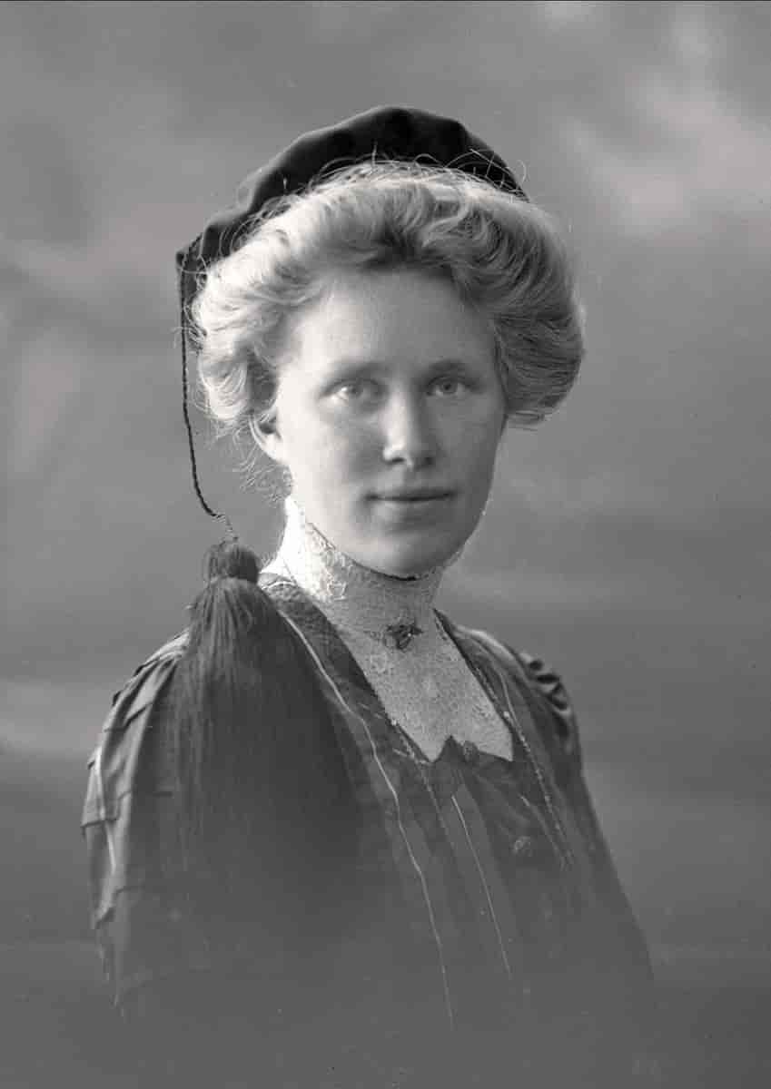 Julie Elisabeth Backer, 1909
