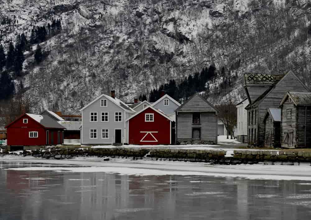 Lærdalsøyri gamlebyen sett fra fjorden.