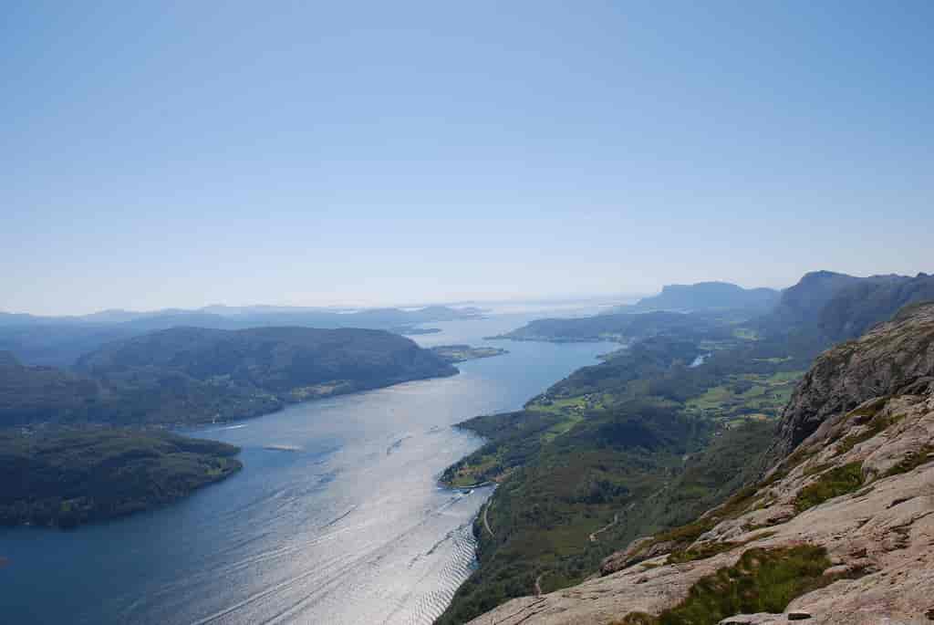 Utsikt fra Heileberget mot Askvoll og Holmedal.