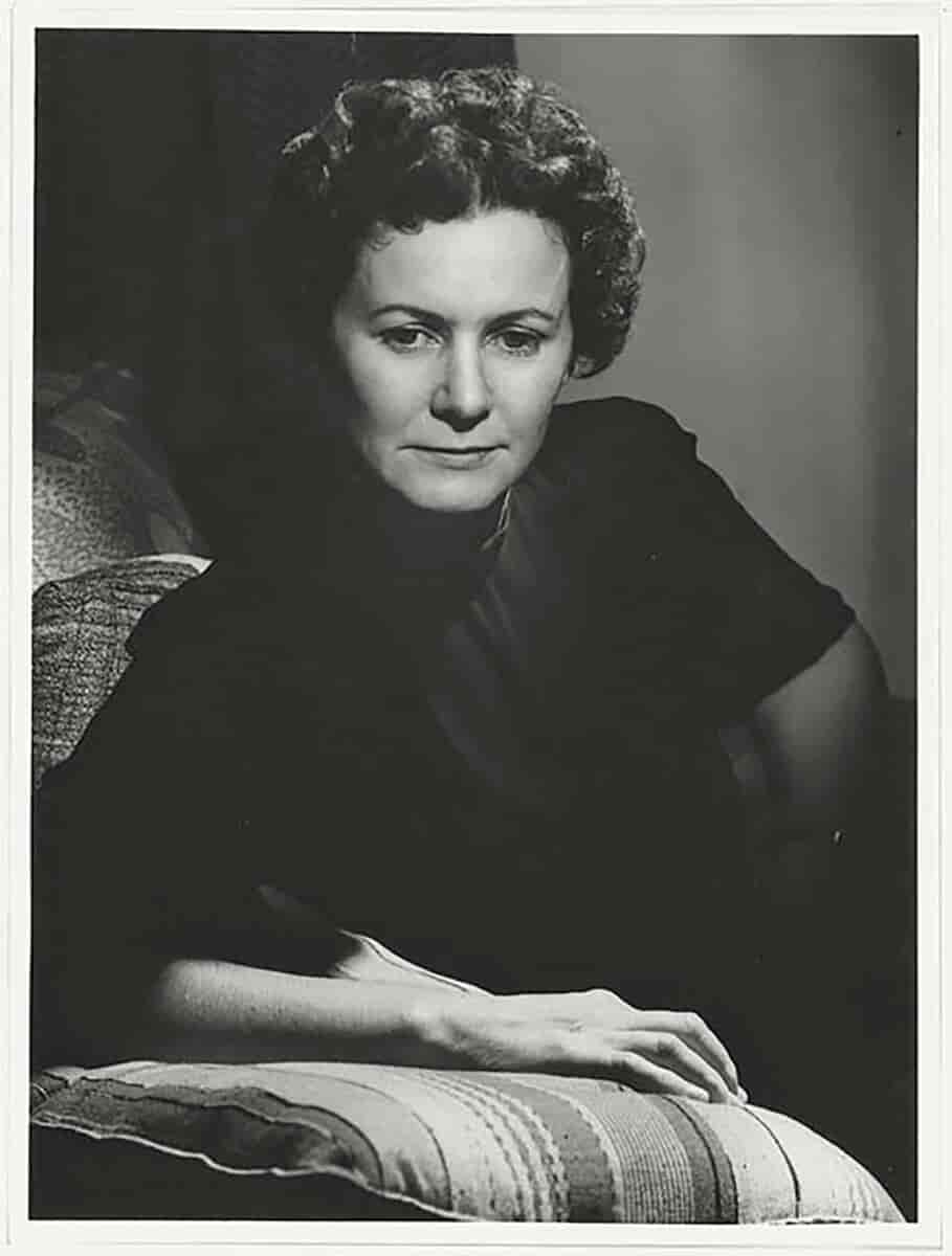 Eleanor Dark, cirka 1945