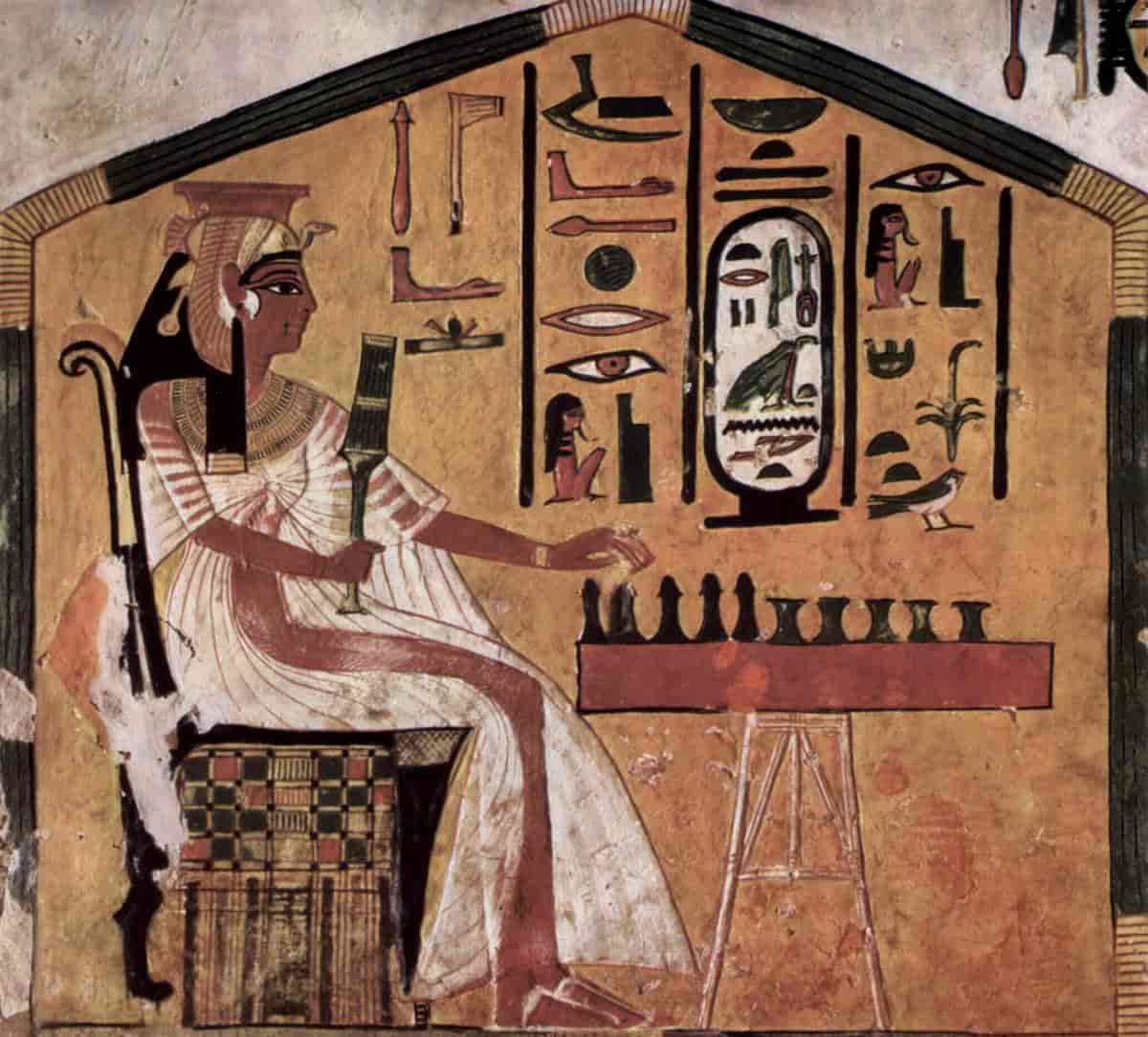 Nefertiti spiller Senat