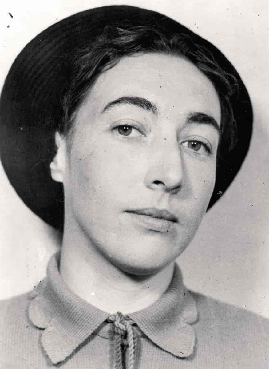 Kylie Tennant, cirka 1945