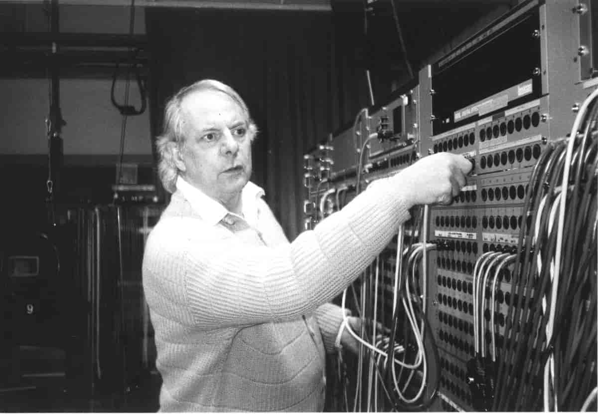Karlheinz Stockhausen i lydstudioet i Köln i oktober 1994