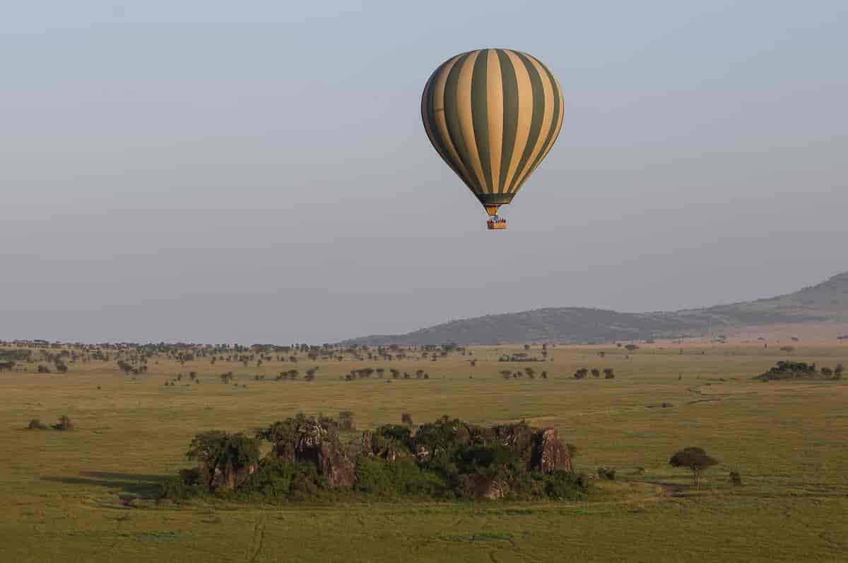Varmluftbalong over Serengeti i Tanzania