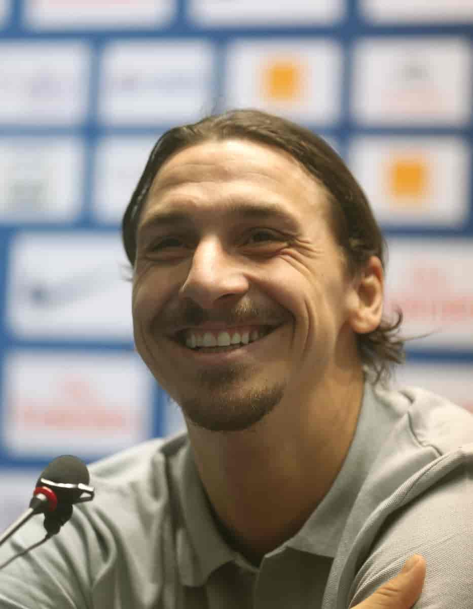 Zlatan Ibrahimovic smiler på en pressekonferanse i Qatars hovedstad Doha i 2013.