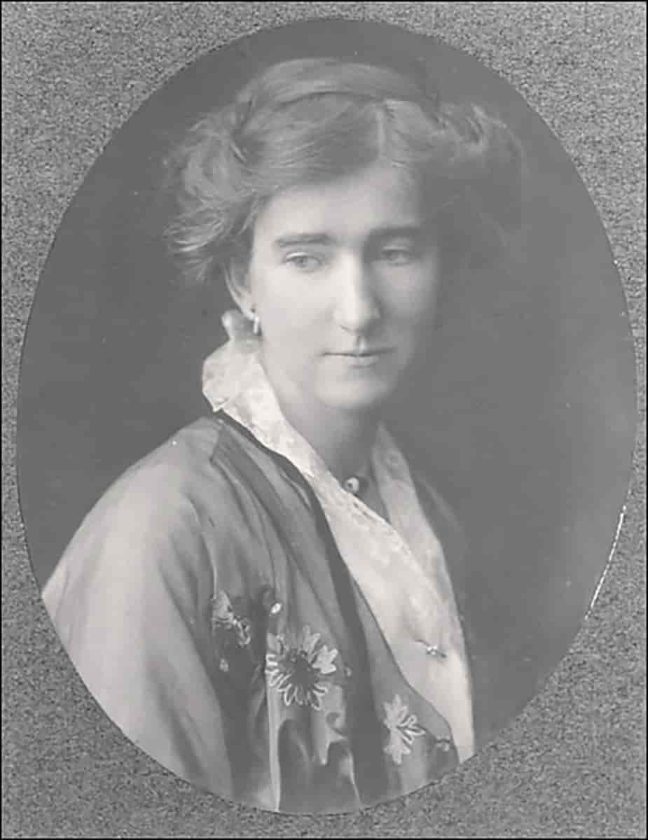 Mary Ursula Bethell, cirka 1900