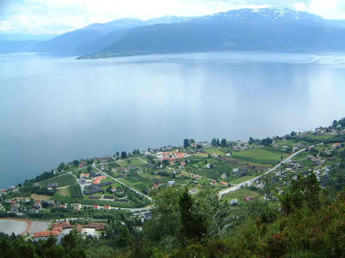 Utsikt fra Raudmelen over Balestrand og Sognefjorden.
