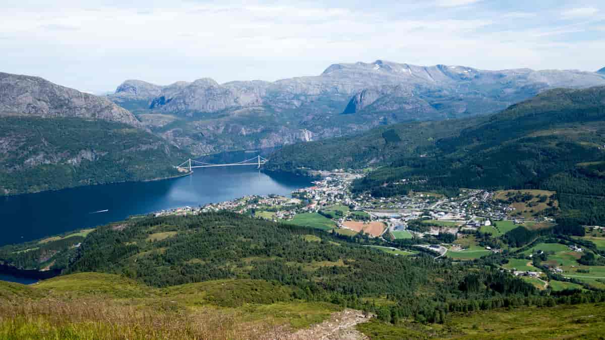 Dale i Sunnfjord sett fra Jarstadheia. Dalsfjordbrua går over Dalsfjorden.