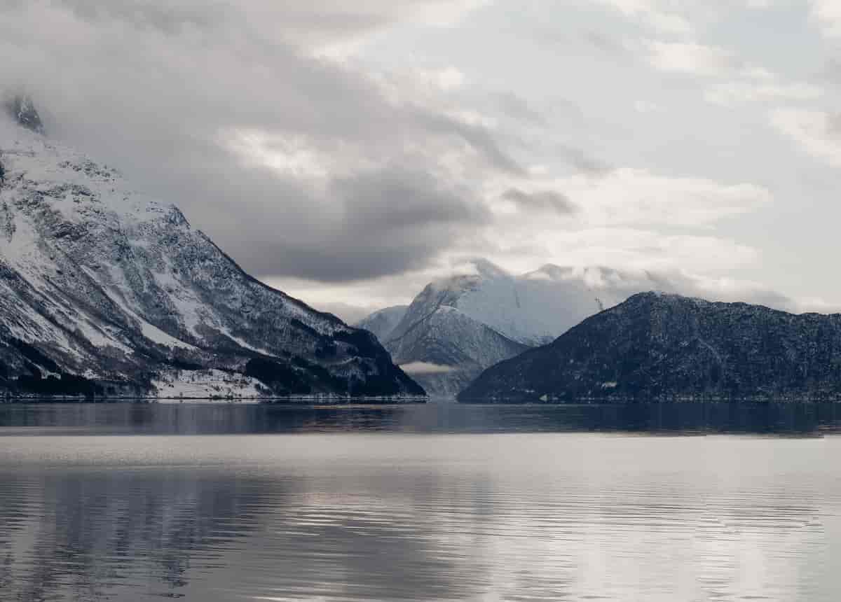 Nordfjordeid fra fjorden. Tidlig vinter.