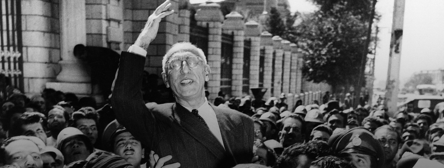 Muhammad Mosaddeq ble statsminister i 1951 og tiljubles av tilhengere etter å ha tatt til orde for nasjonalisere oljeindustrien samme år  