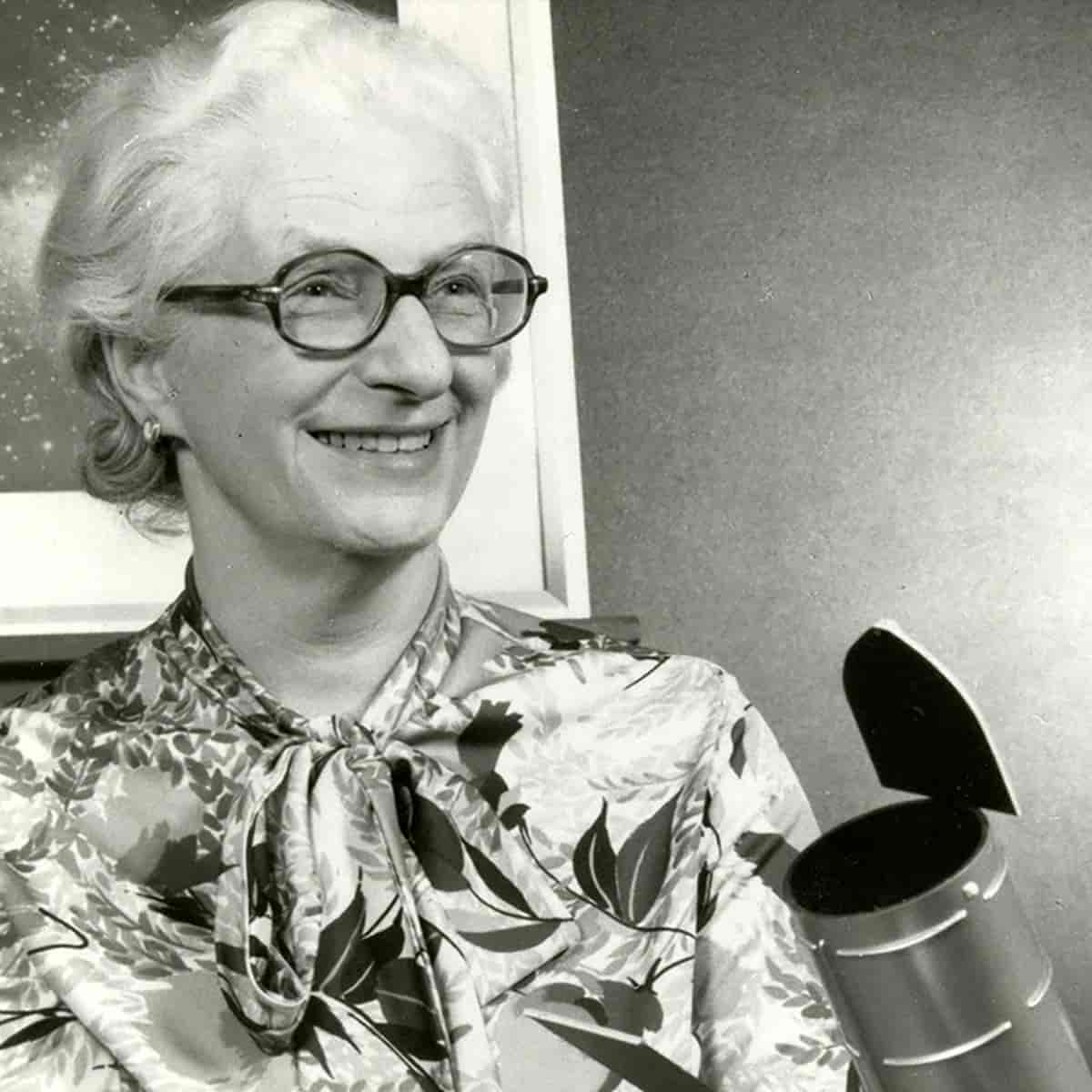 Nancy Grace Roman (1925 - 2018) med en tidlig modell av Hubble Space Telescope.