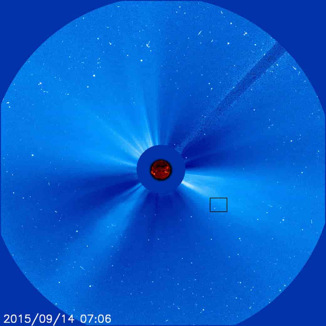 Solens korona observert med romobservatoriet SOHO (Solar and Heliospheric Observatory) 14. September 2015. Den svake strålingen fra koronaen kan observeres ved å dekke til den sterkt lysende solskiven.